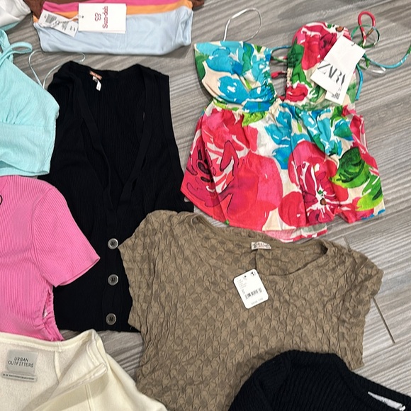 LOT 10 Tops - Picture 5 of 8